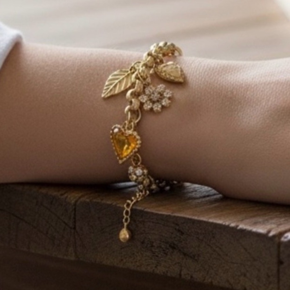 Vintage Gold Tone Amber Charm Bracelet - Picture 2 of 11